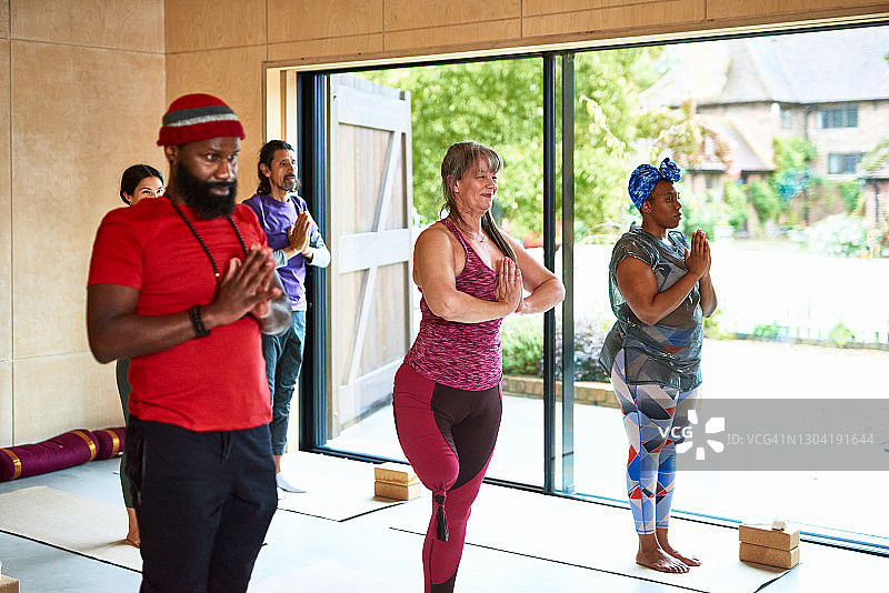 在工作室做山式瑜伽的学生图片素材