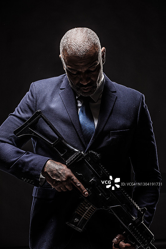 穿着优雅西装的男人图片素材