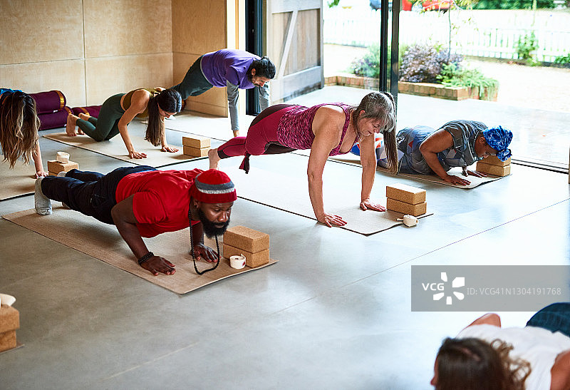 瑜伽课：四柱支撑式图片素材