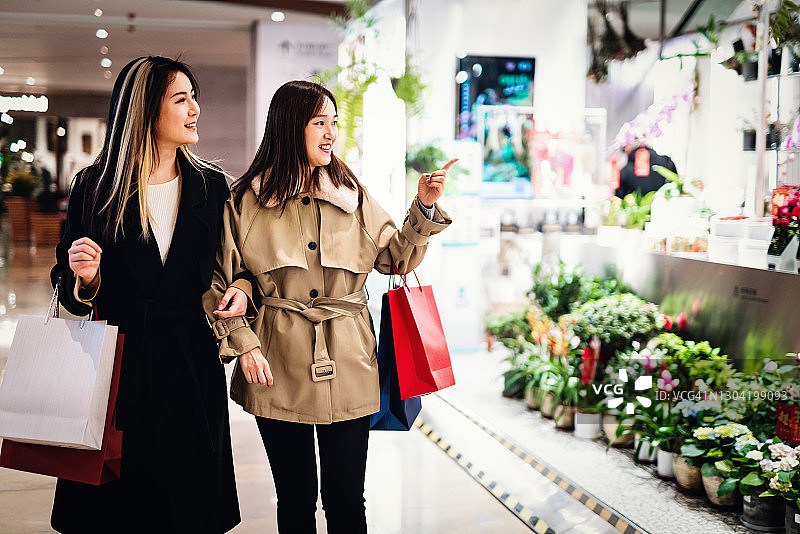 两位亚洲华人女性在购物中心购物图片素材