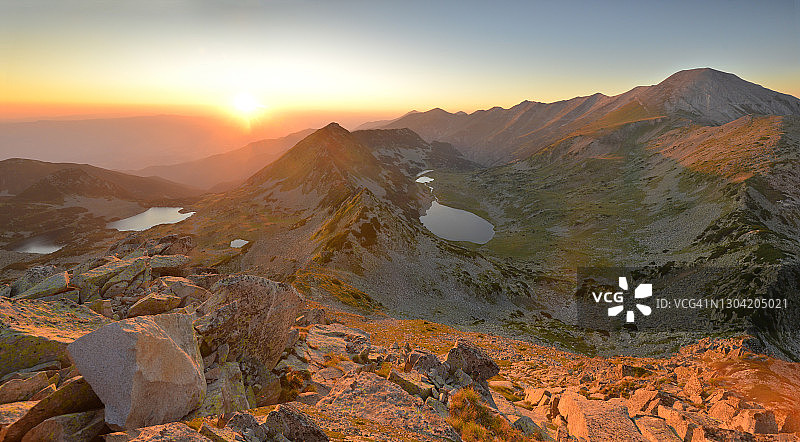 山顶上宁静美丽的日落图片素材