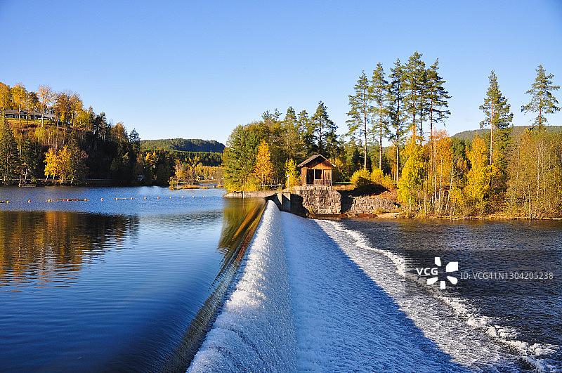 秋季运河水坝泄洪景观图片素材