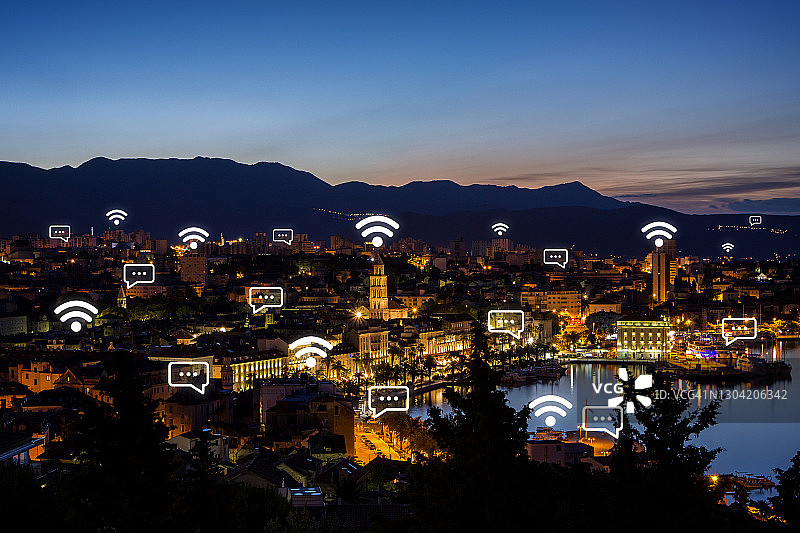 克罗地亚斯普利特历史悠久的旧城区及其在黄昏时的鸟瞰图图片素材