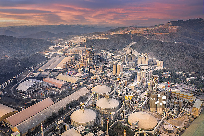 水泥厂和石灰石矿航拍，美丽的 Construction Industry Business天空图片素材