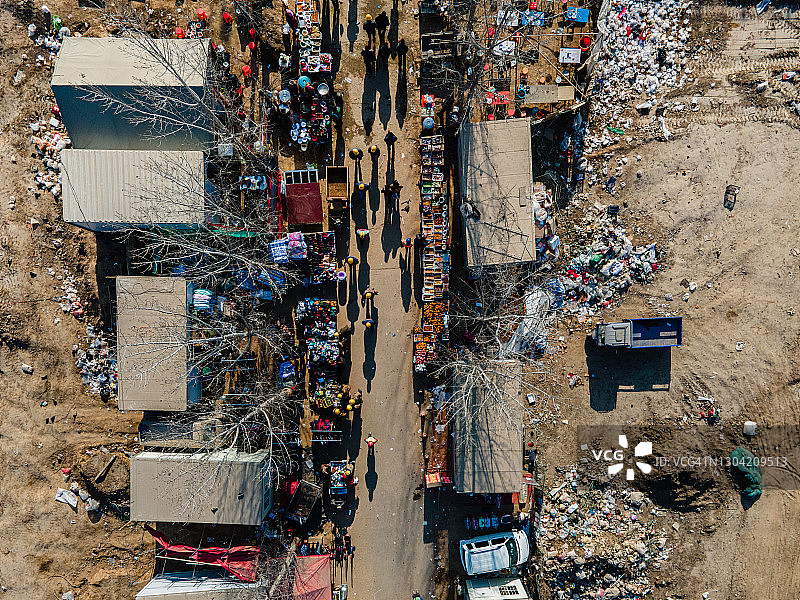 建筑工地附近的垃圾和露天市场航拍图片素材