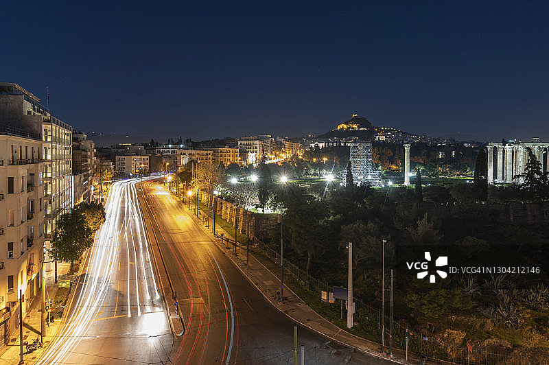 雅典市中心夜间车流光轨图片素材