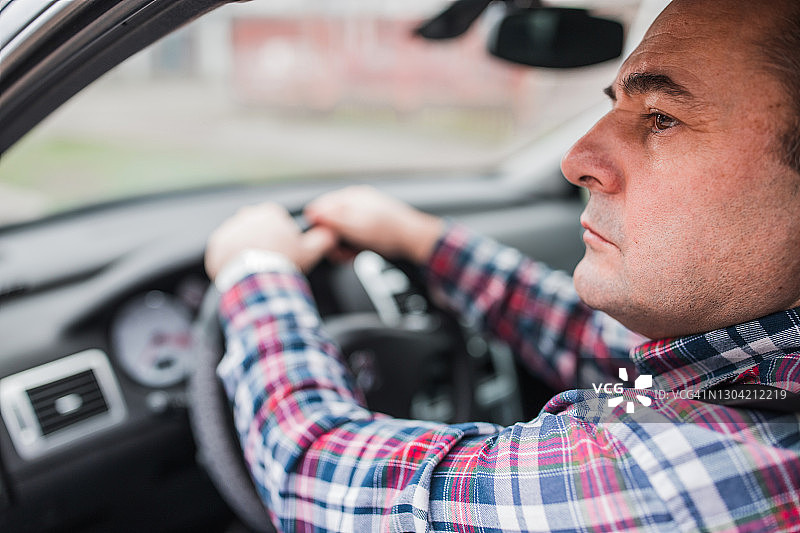 开车的严肃男人图片素材