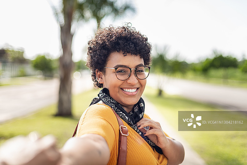 戴着头巾作为防护口罩的年轻女人图片素材