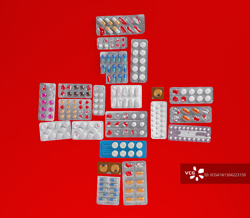 药品包装带组成的十字架图片素材