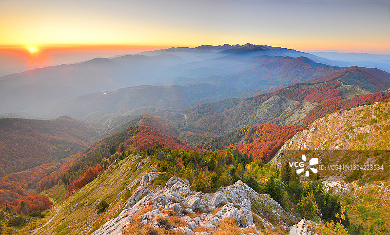 山顶上的田园诗般的日落图片素材