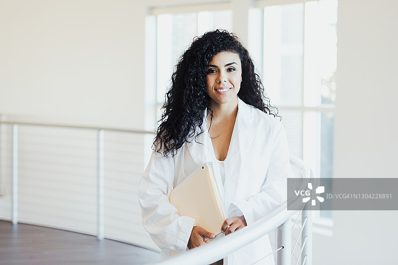 携带病历，女医生对着镜头微笑图片素材