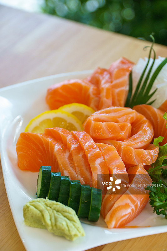 三文鱼刺身特写，日式料理图片素材
