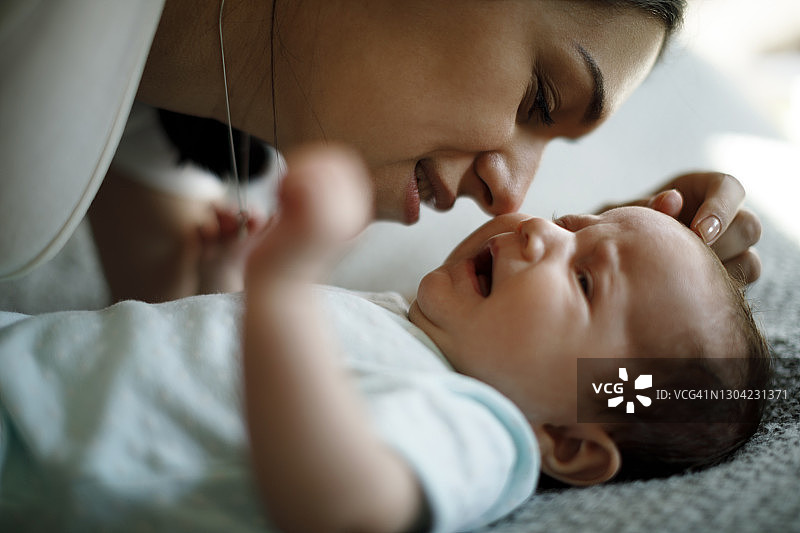 妈妈和哭泣的新生婴儿图片素材