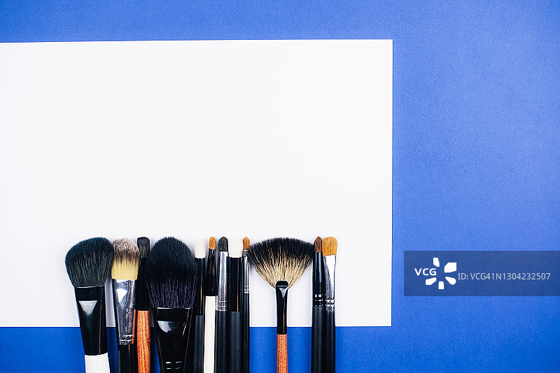 蓝色背景上的各种化妆刷图片素材