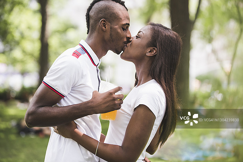 年轻情侣在公园约会图片素材