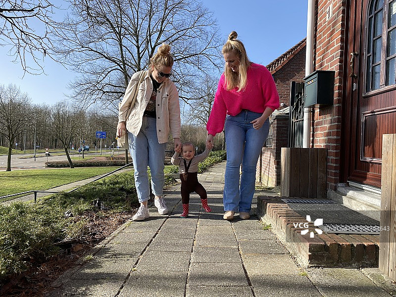 和女婴一起散步图片素材