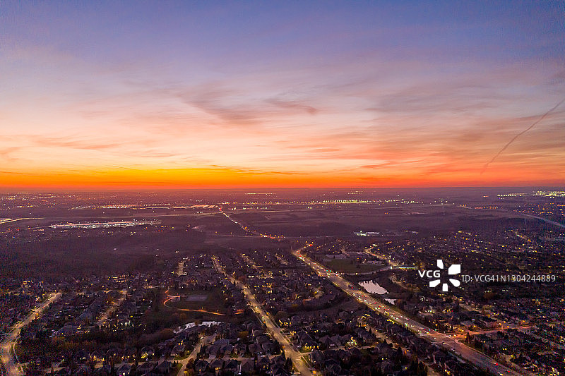 卢瑟福路和伊斯灵顿大街的鸟瞰图，位于Woodbridge的独立复式住宅在沃恩，安大略省，加拿大图片素材