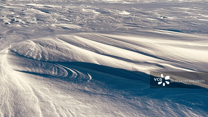 冰冻湖面上的雪层图片素材