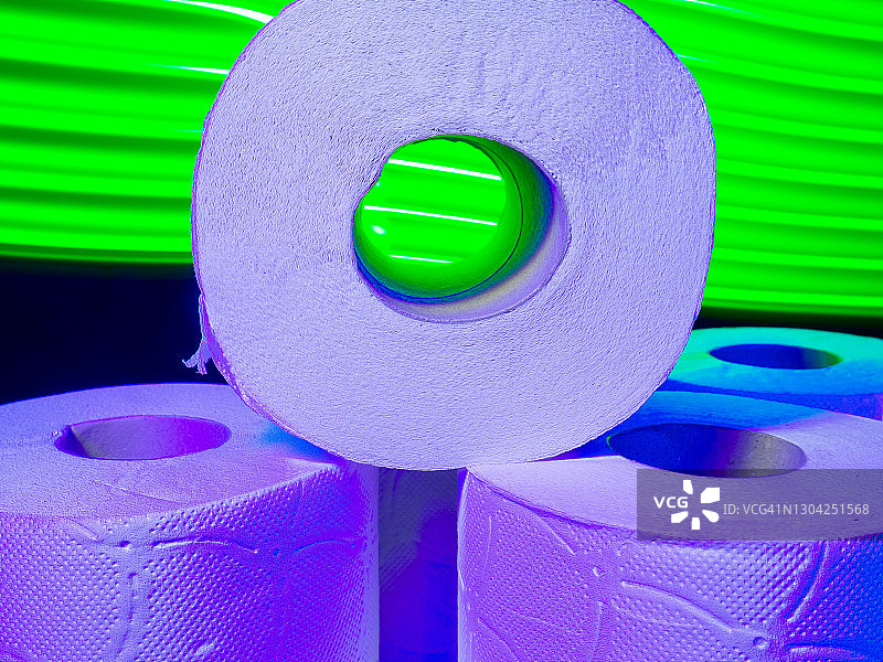 堆叠的卫生纸卷，现代绿色线条背景图片素材