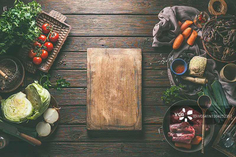 健康食材食品背景：肉类、蔬菜、香草和香料图片素材