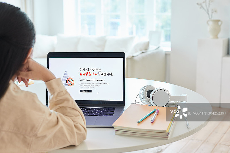 试图进入互联网的孩子图片素材