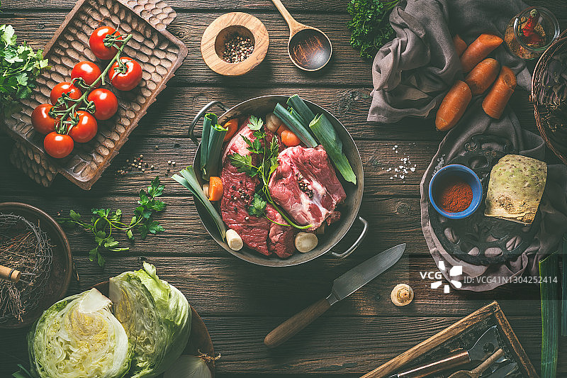 烹饪锅中的生肉与蔬菜、香草图片素材