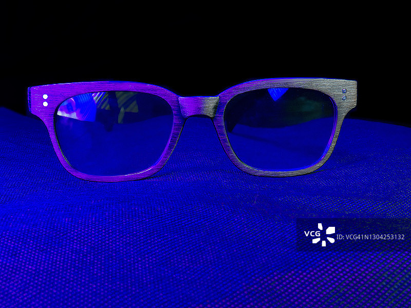 镜片表面带有蓝色反光的眼镜图片素材