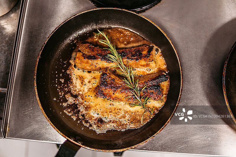 煎腌制排骨图片素材