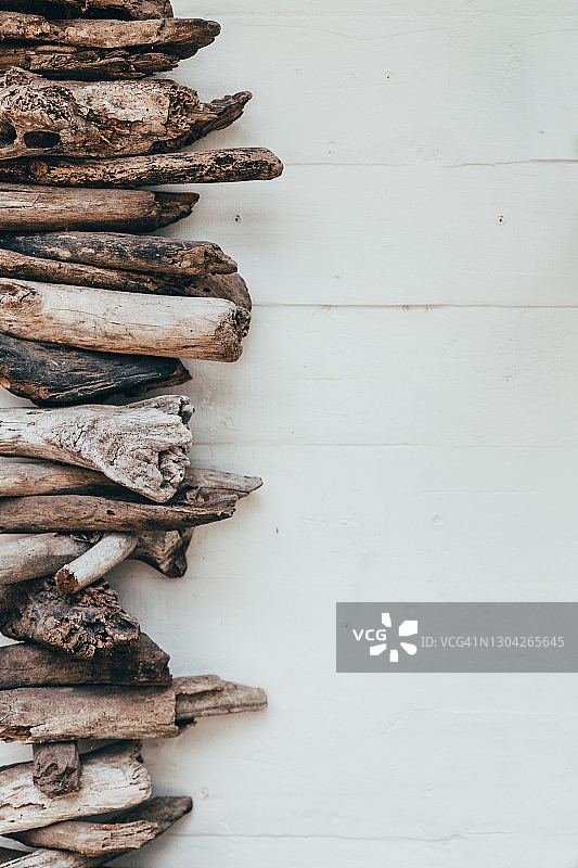白色木板背景上的浮木，海洋背景，带复制空间图片素材