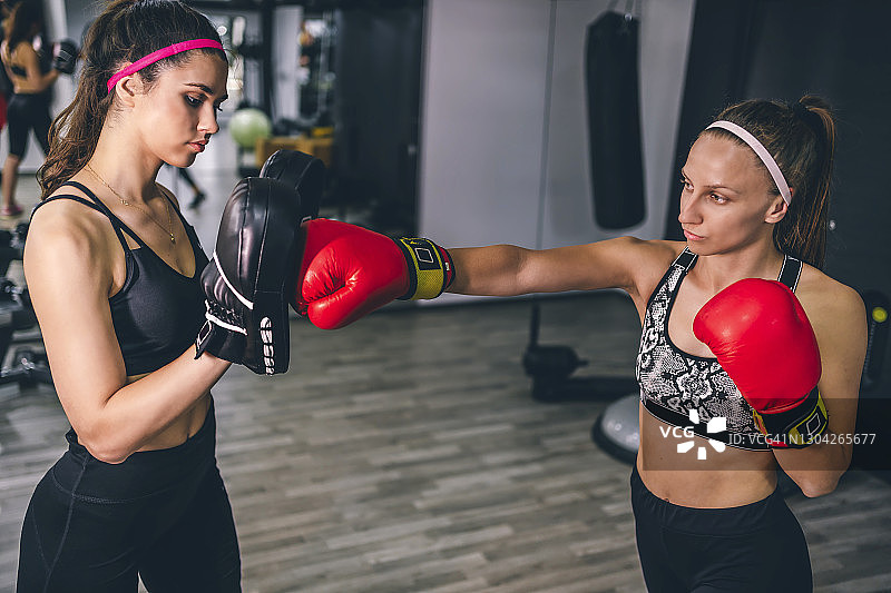正在训练的女拳击手图片素材