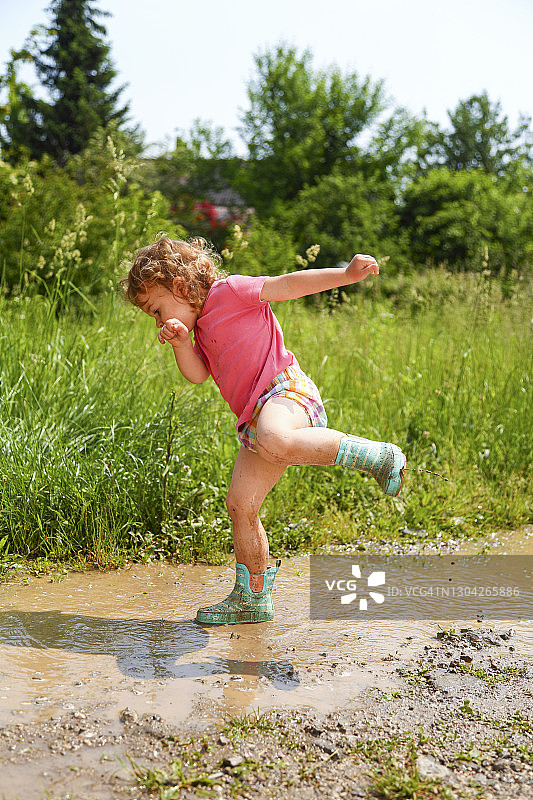 孩子在泥坑里玩耍图片素材