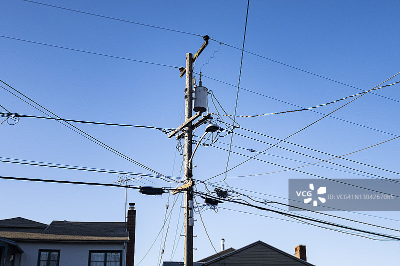 混乱的电线杆和电线图片素材
