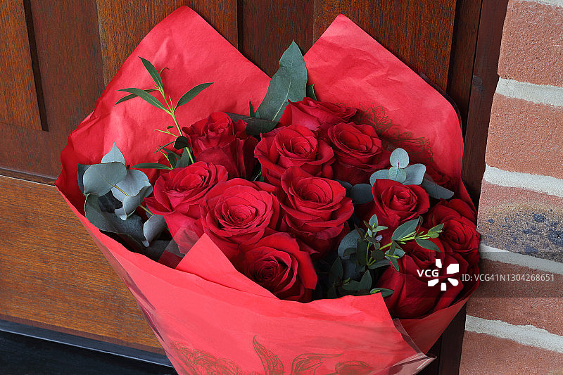 情人节留在前门外的香红玫瑰图片素材
