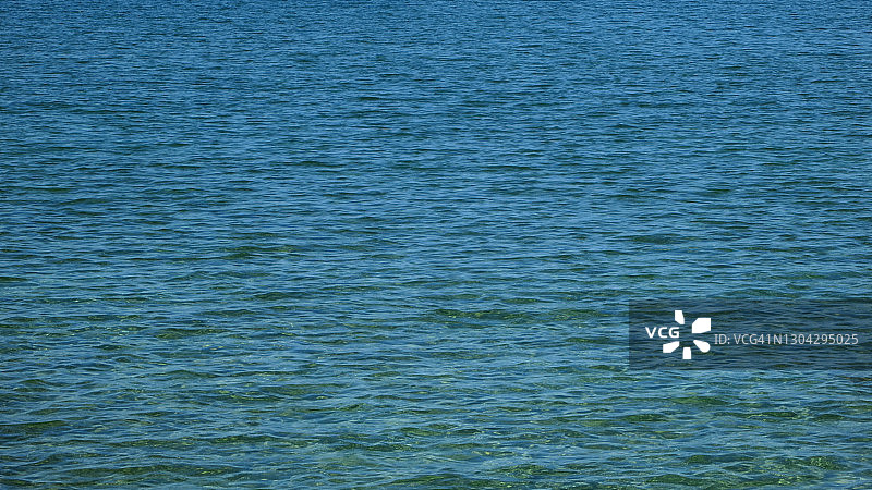 水面上柔和的波浪图片素材