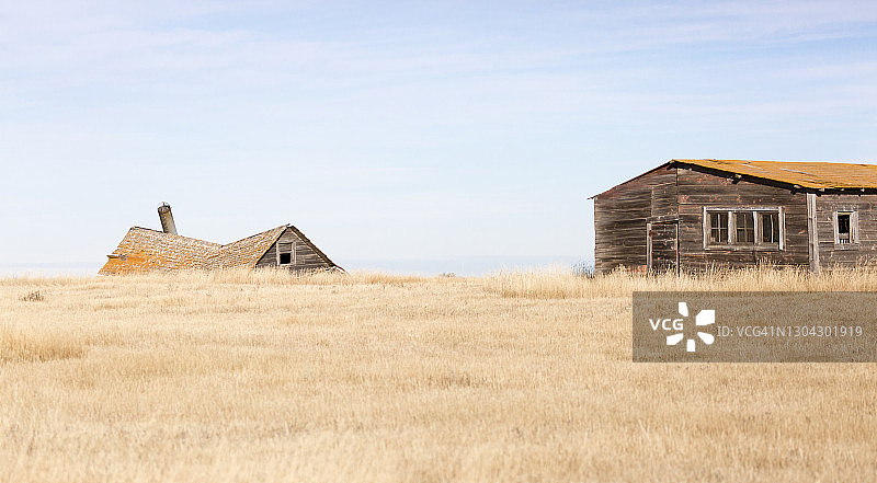 倒塌的老旧乡村房屋和棚屋图片素材