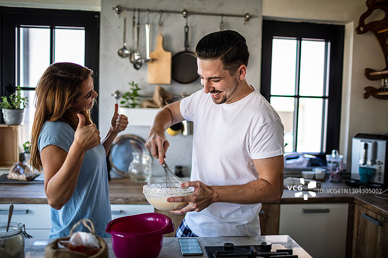 情侣一起做饭图片素材