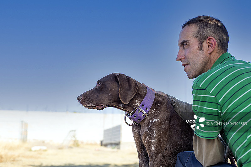 和狗在户外的男人图片素材