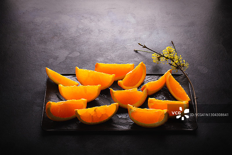 黑色背景上的橙子、橘子和葡萄柚图片素材