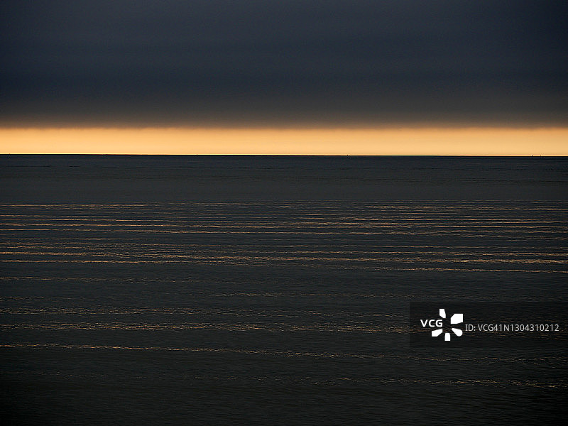 法国雷暴期间天空与黑海之间的地平线图片素材