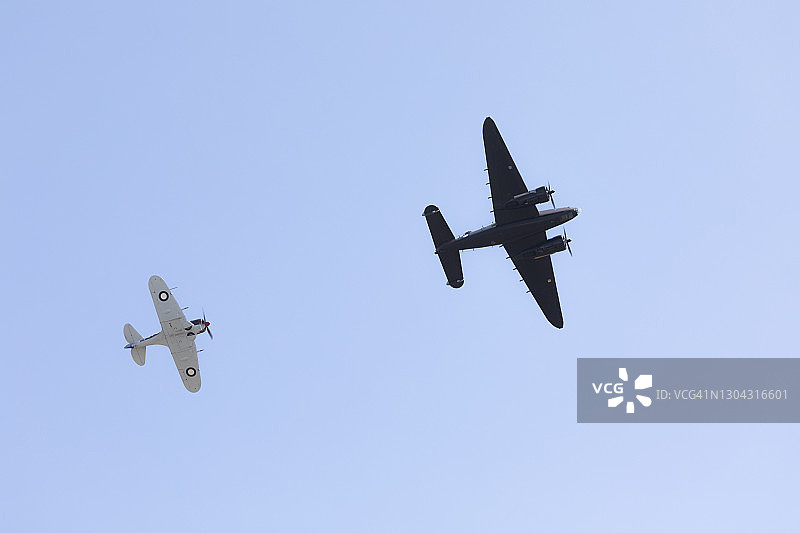 编队飞行的复古飞机图片素材