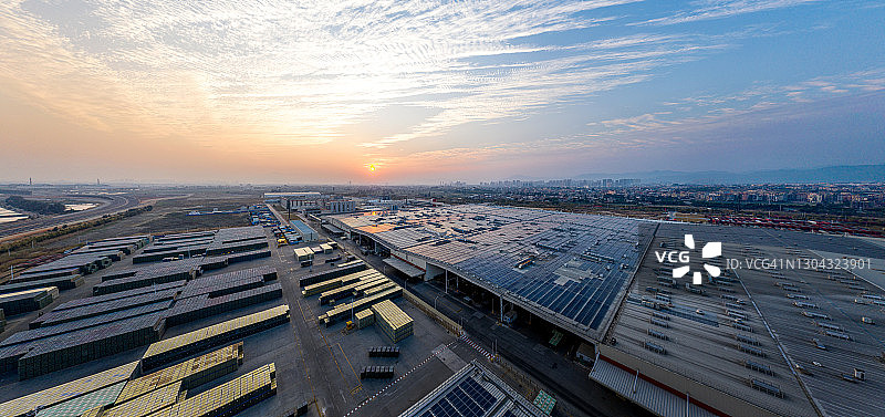 工厂屋顶太阳能发电厂日落航拍视角图片素材