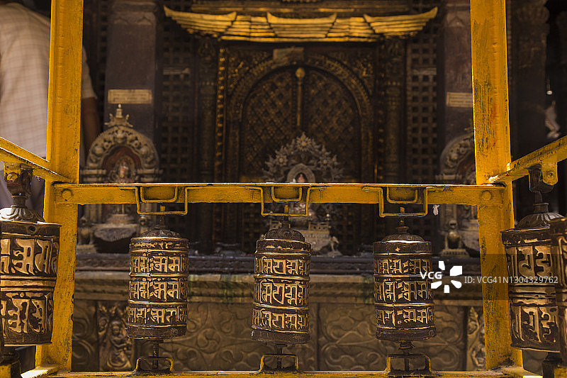 尼泊尔寺庙的佛教转经筒与神像图片素材