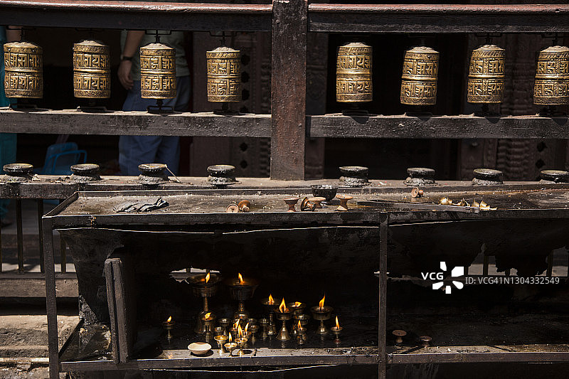 加德满都帕坦金庙的佛教祈祷轮和酥油灯图片素材