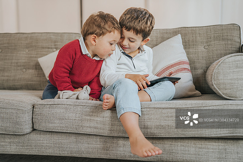 使用平板电脑的儿童图片素材