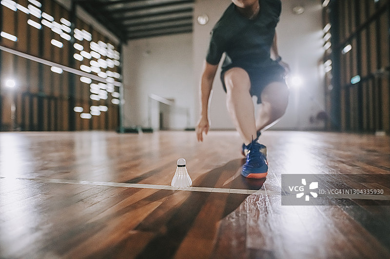 在羽毛球场进行耐力训练的亚洲中国羽毛球运动员的低角度照片图片素材