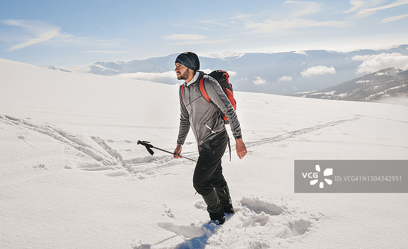 喜欢徒步旅行的年轻男子图片素材