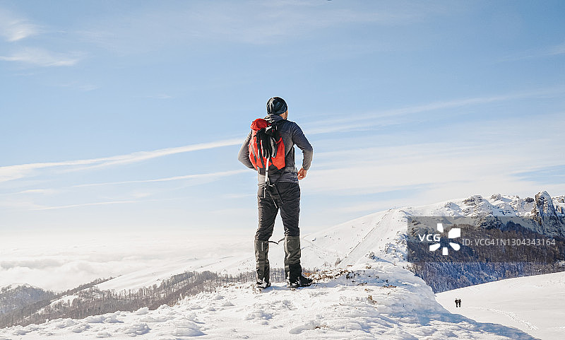 喜欢徒步旅行的年轻男子图片素材