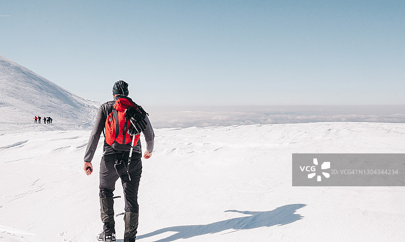 年轻的徒步旅行者图片素材
