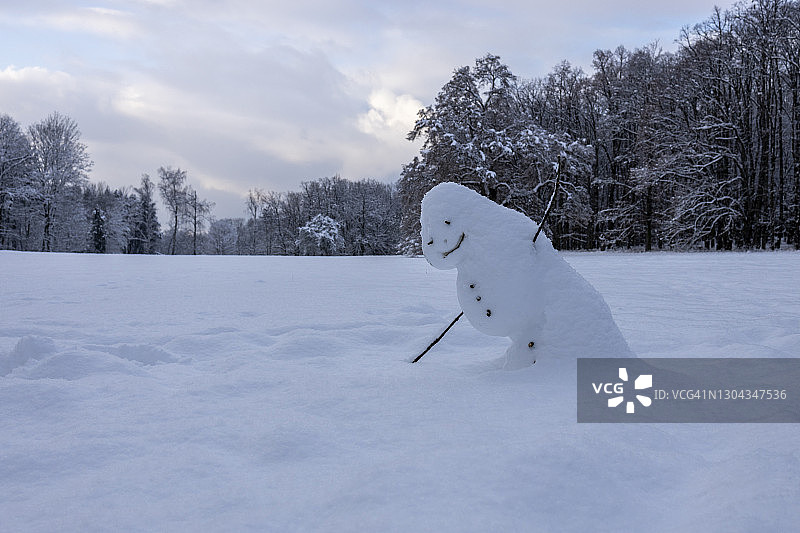 公园里融化的雪人图片素材