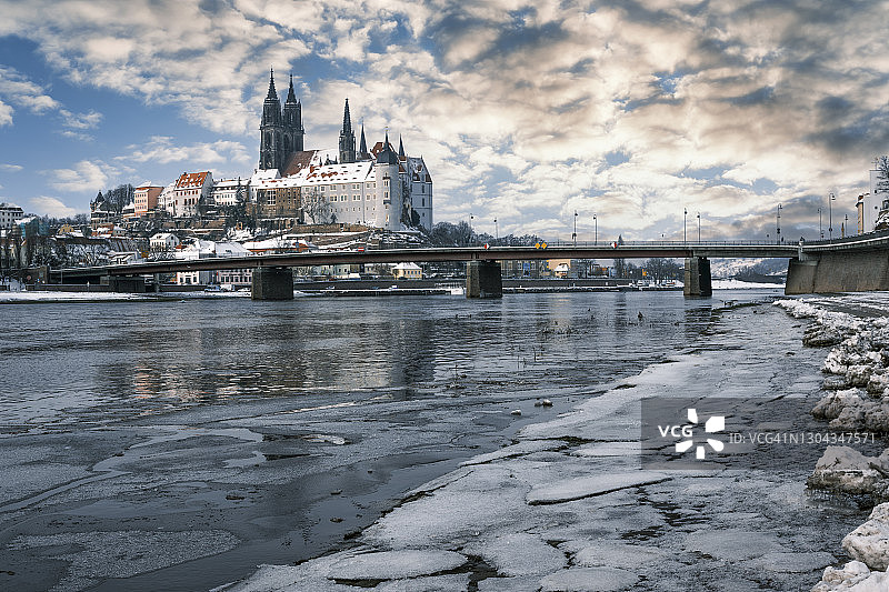 德国萨克森州迈森易北河上的阿尔布雷希茨城堡和迈森大教堂图片素材